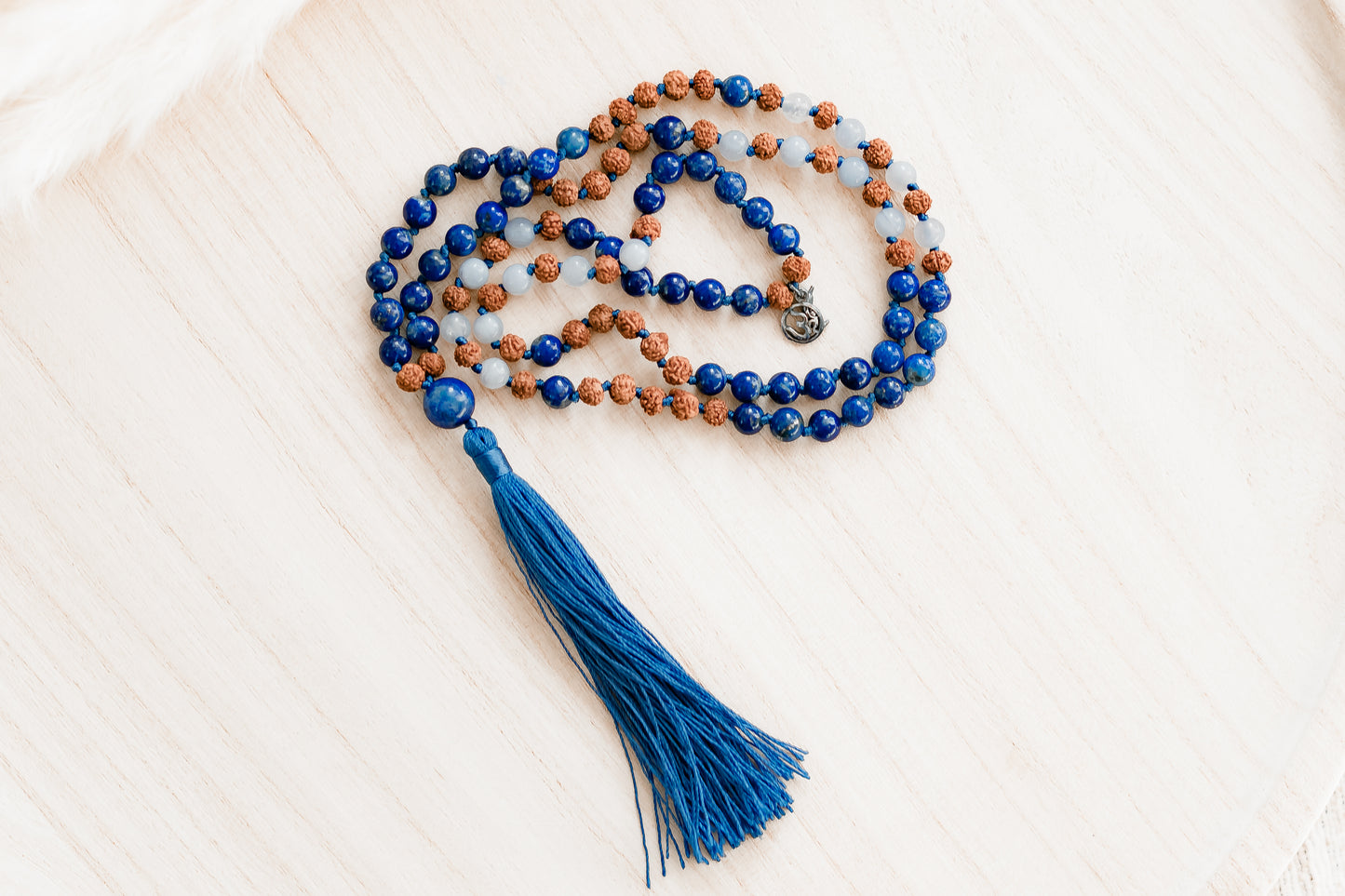 Wunderschöne Edelstein-Mala aus Lapislazuli, Chalzedon und Rudrakshas - für Kommunikation, Kontaktfreude und Selbstvertrauen - Lindert Nervosität und Stress