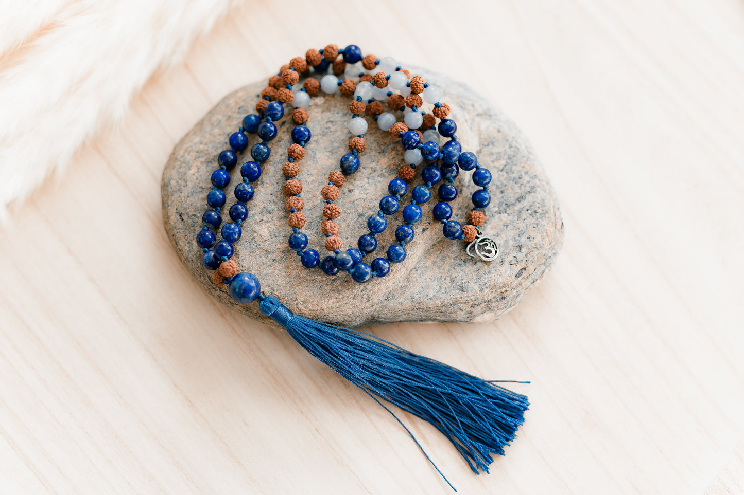 Wunderschöne Edelstein-Mala aus Lapislazuli, Chalzedon und Rudrakshas - für Kommunikation, Kontaktfreude und Selbstvertrauen - Lindert Nervosität und Stress