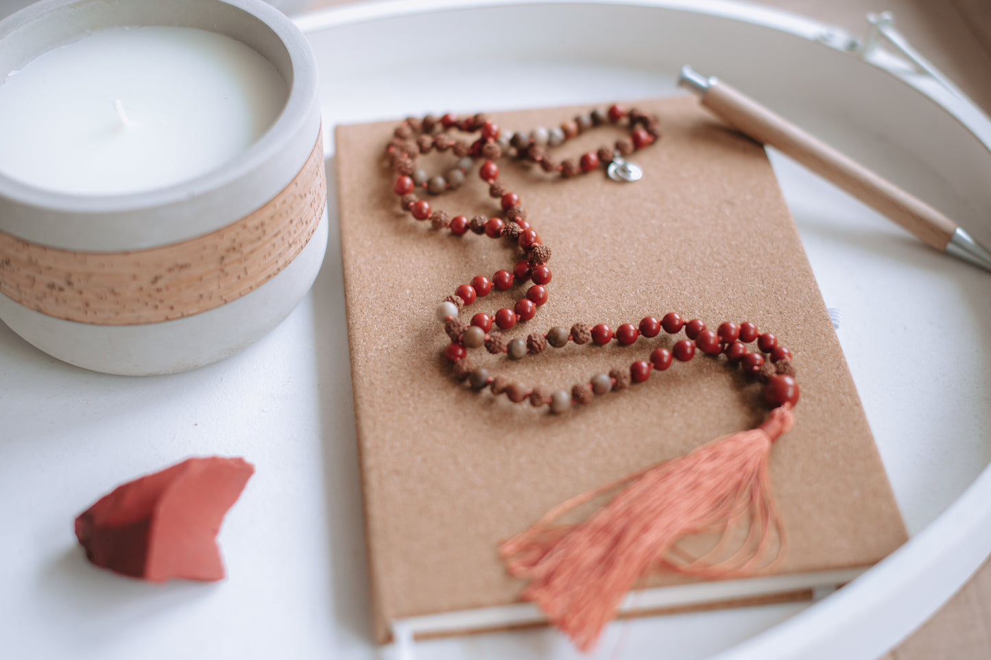 Extra große Kerze im Zementtopf mit Kork-Dekoration - Wunderschöne Deko für Journaling, Meditation, Yoga