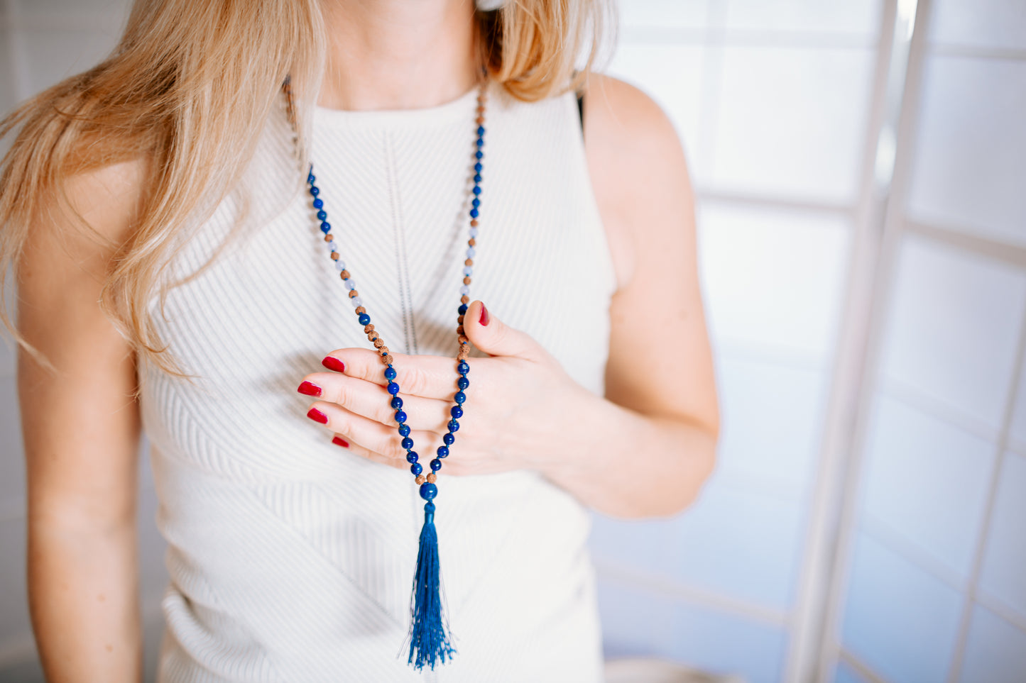 Wunderschöne Edelstein-Mala aus Lapislazuli, Chalzedon und Rudrakshas - für Kommunikation, Kontaktfreude und Selbstvertrauen - Lindert Nervosität und Stress
