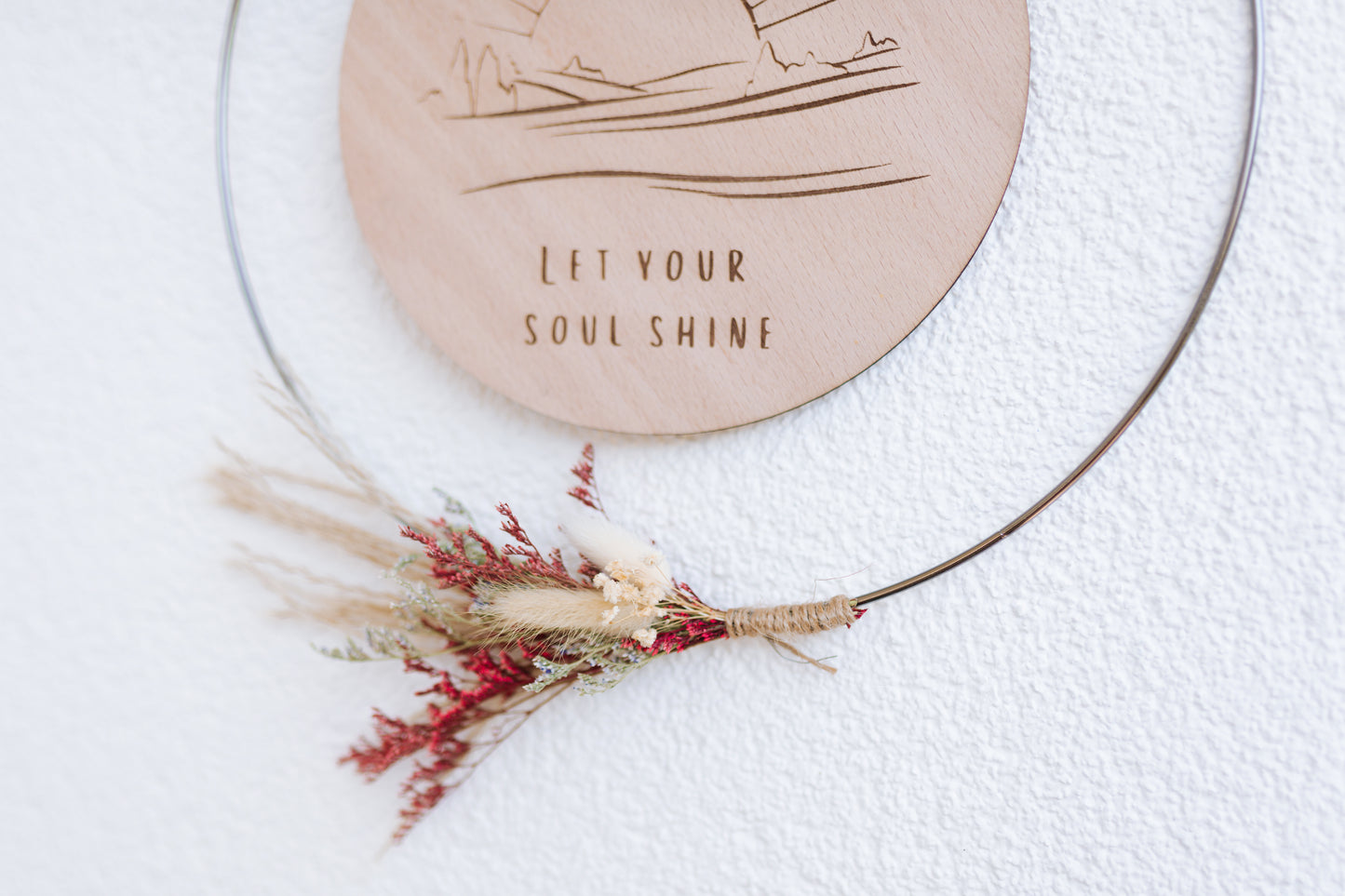 Spirituelle Deko aus Holz - Rustikale Dekoration Sonne "Let Your Soul Shine" mit Blumen (Design II | Rot) - Lokale Herstellung