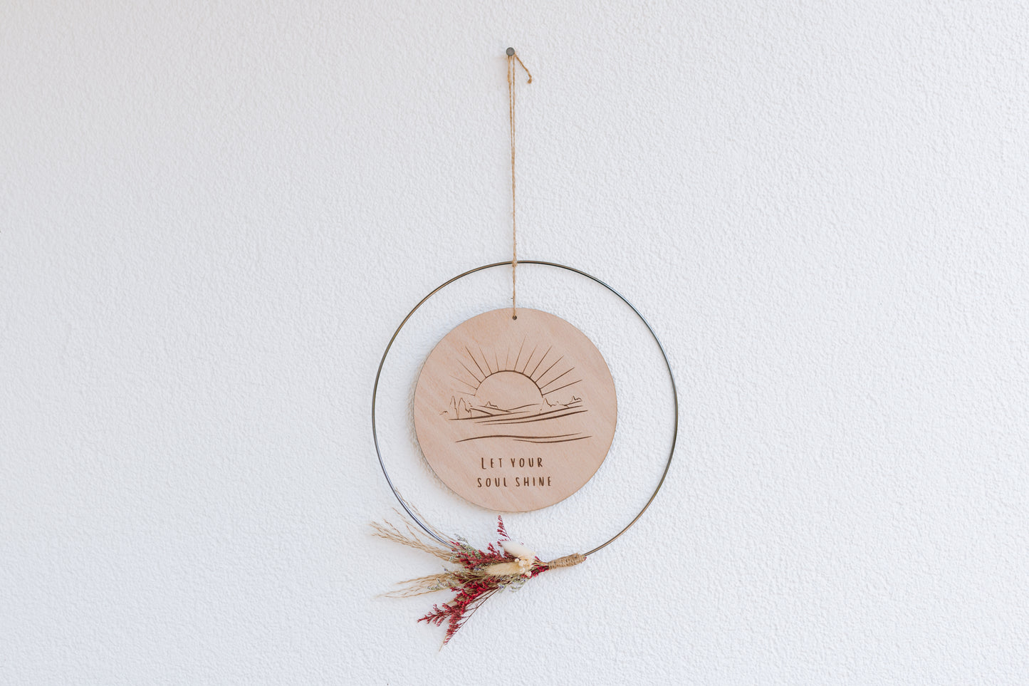 Spirituelle Deko aus Holz - Rustikale Dekoration Sonne "Let Your Soul Shine" mit Blumen (Design II | Rot) - Lokale Herstellung