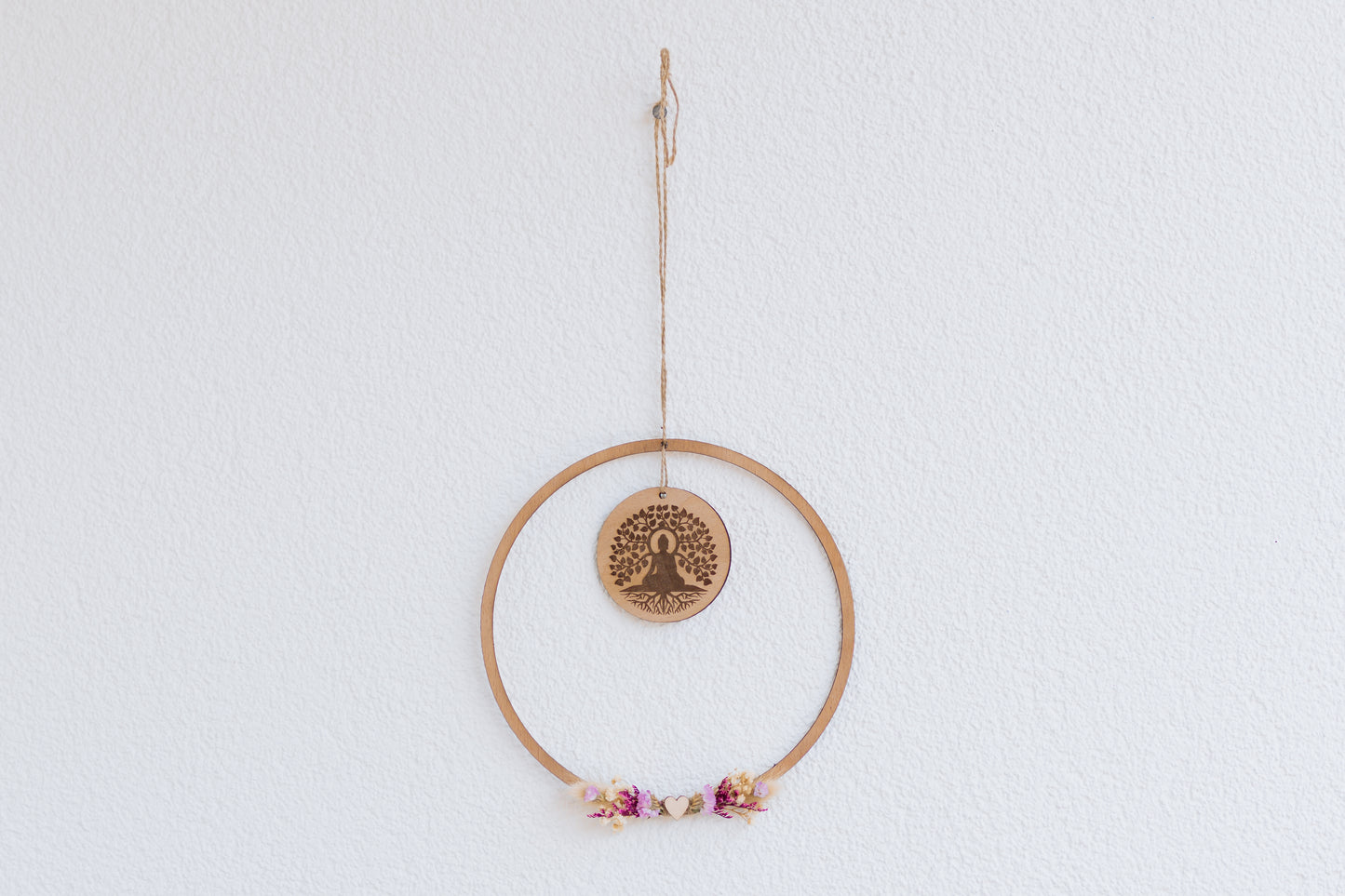 Spirituelle Deko aus Holz - Natürliche Dekoration mit spirituellem Symbol BUDDHA und Lebensbaum mit lila Blumen - Lokale Herstellung