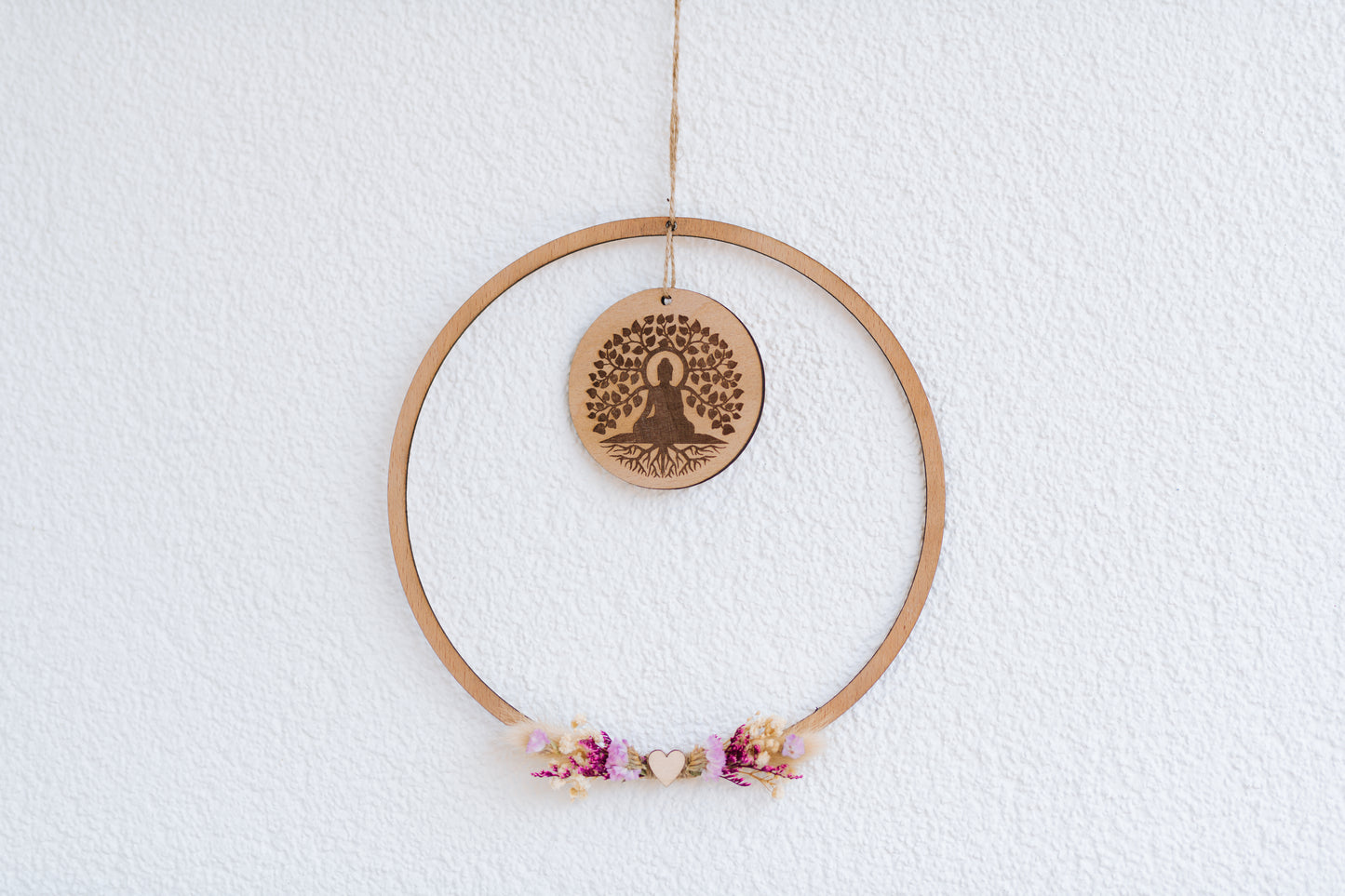 spirituelle Wanddeko, Holzring mit lila Trockenblumen, spirituell Einrichten, Holzloop mit spirituellem Deko-Element, Deko-Ideen Yoga Studio, Yoga Raum, Meditation, Esoterik, spiritueller onlineshop