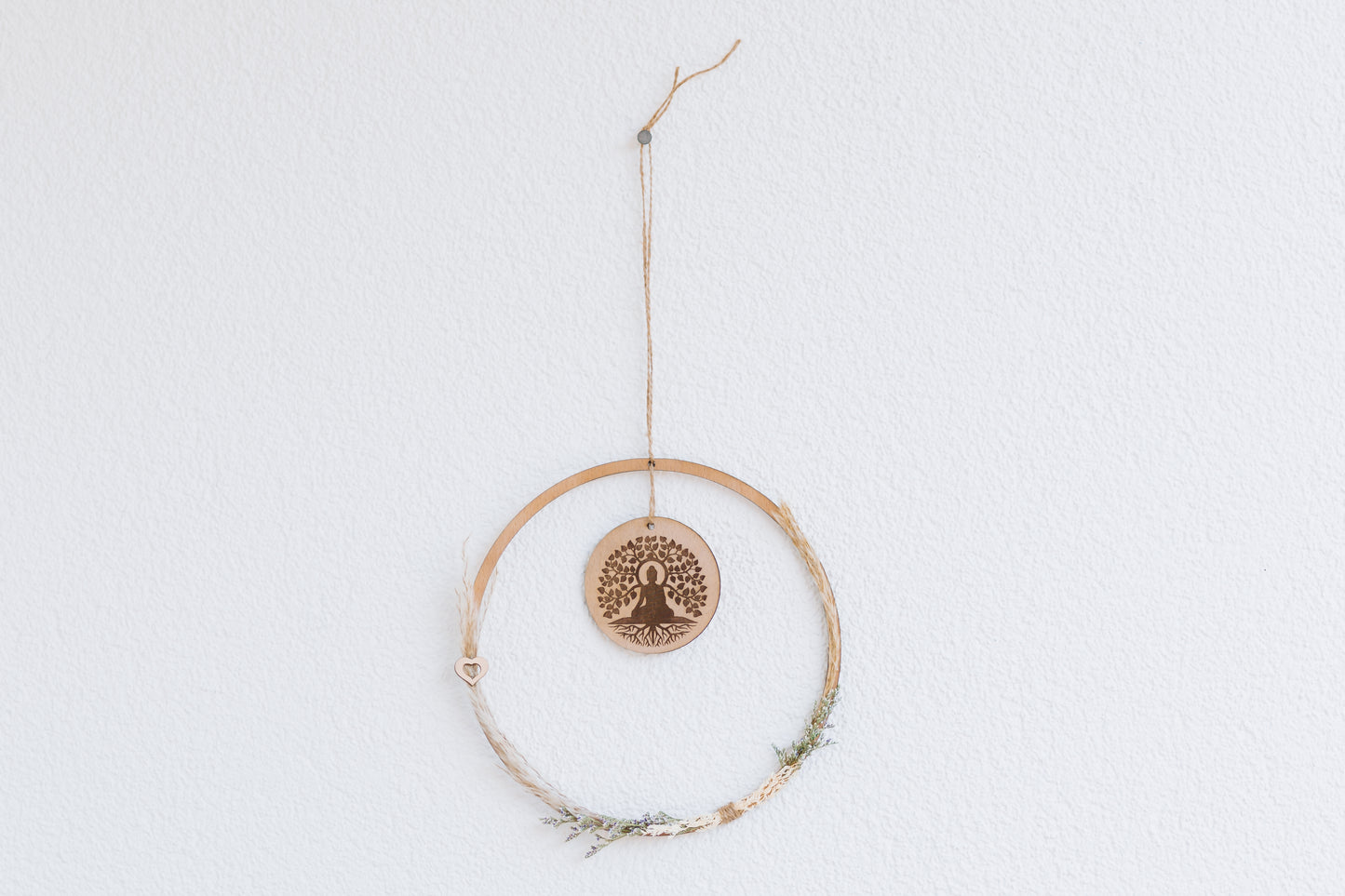 Spirituelle Deko aus Holz - Rustikale Dekoration "BUDDHA" mit hellen Blumen - Lokale Herstellung