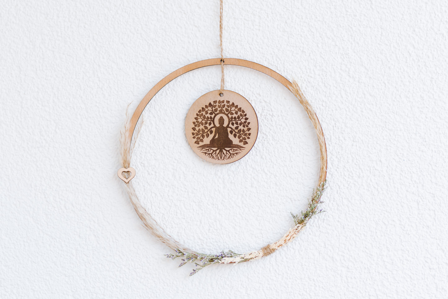 Spirituelle Deko aus Holz - Rustikale Dekoration "BUDDHA" mit hellen Blumen - Lokale Herstellung
