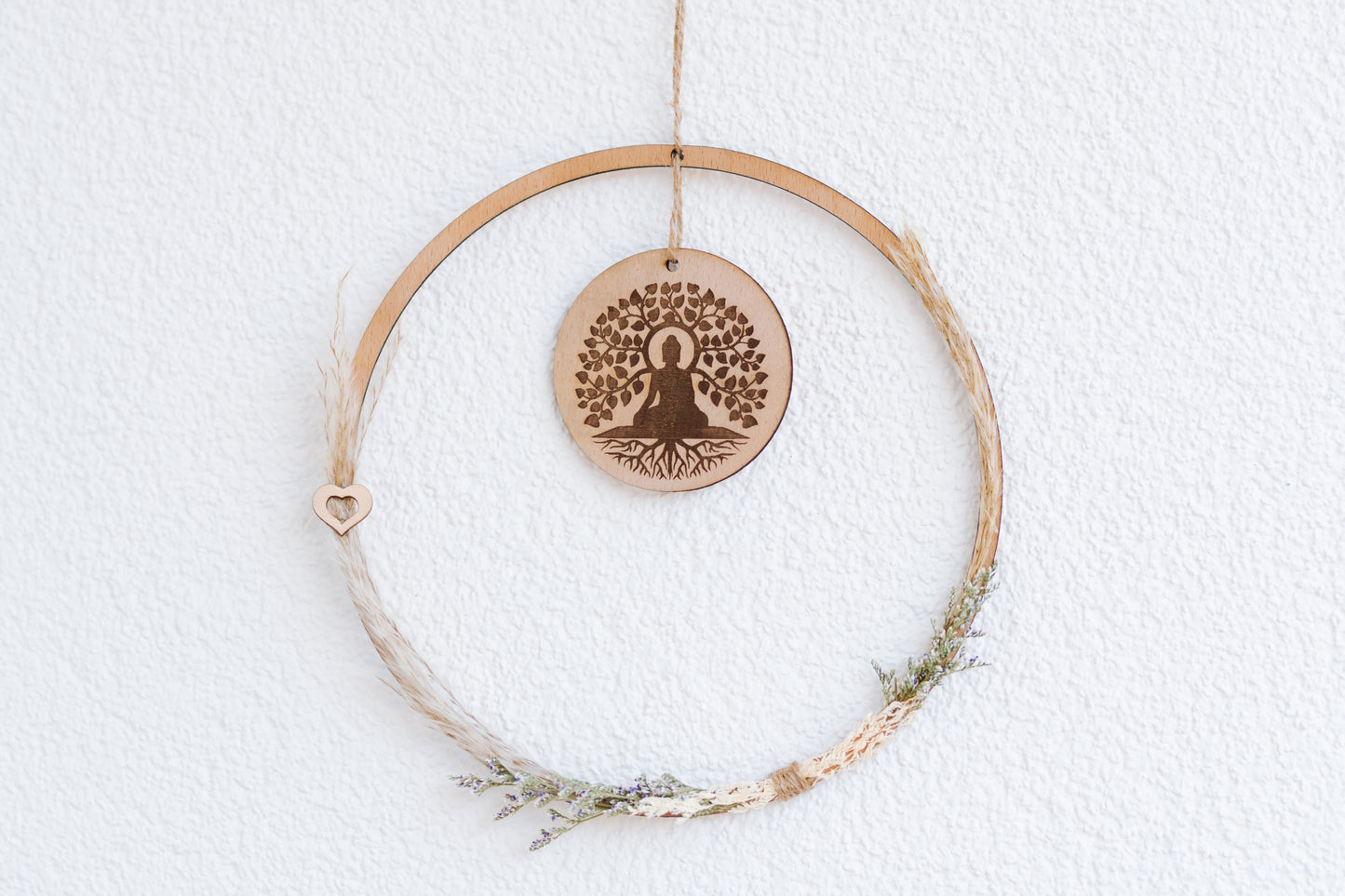 Spirituelle Deko aus Holz - Rustikale Dekoration "BUDDHA" mit hellen Blumen - Lokale Herstellung