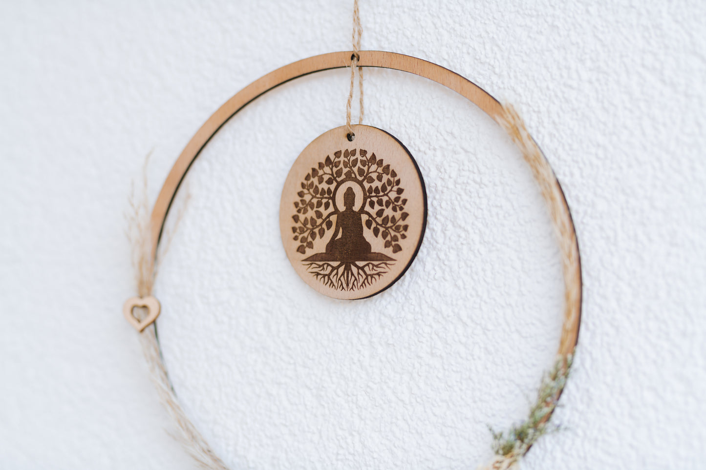 Spirituelle Deko aus Holz - Rustikale Dekoration "BUDDHA" mit hellen Blumen - Lokale Herstellung