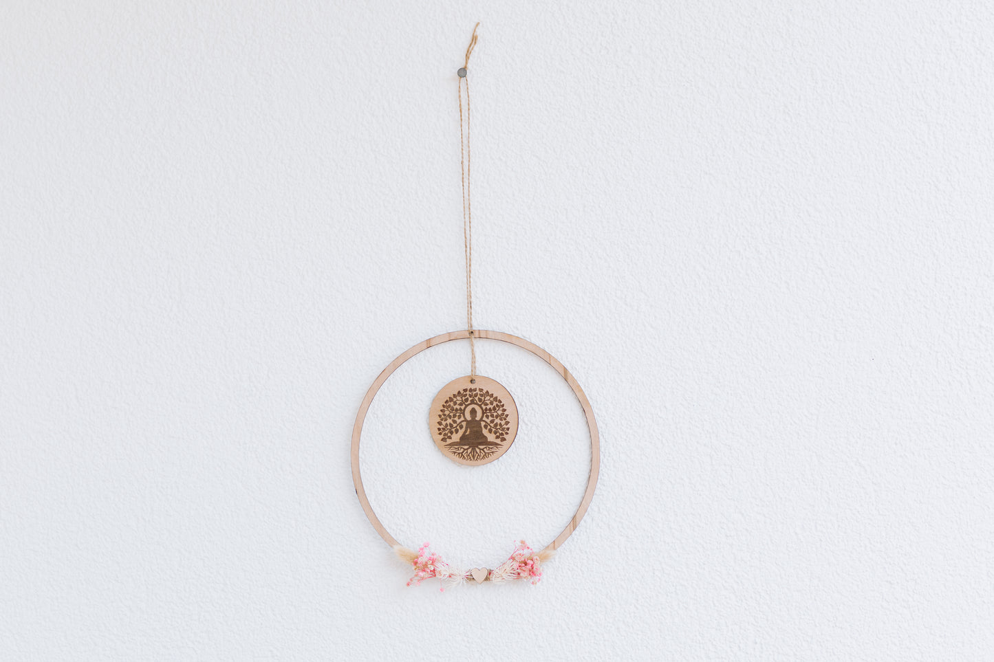 Spirituelle Deko aus Holz - Rustikale Dekoration "BUDDHA" mit rosa Blumen - Lokale Herstellung