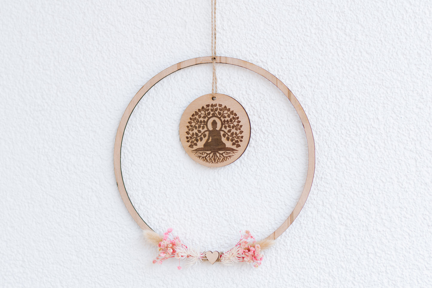 Spirituelle Deko aus Holz - Rustikale Dekoration "BUDDHA" mit rosa Blumen - Lokale Herstellung