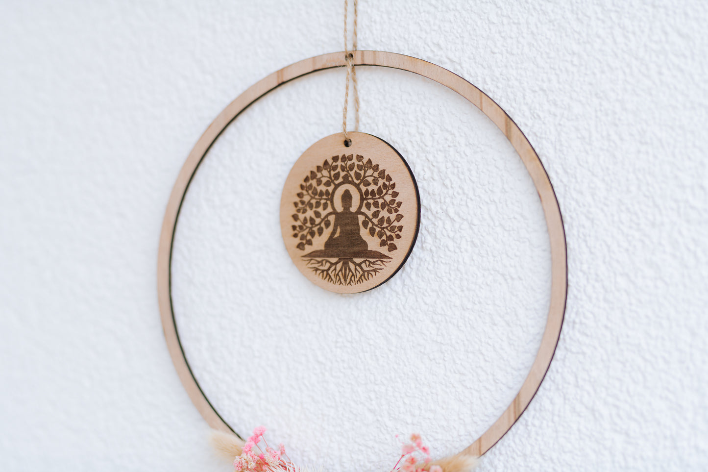 Spirituelle Deko aus Holz - Rustikale Dekoration "BUDDHA" mit rosa Blumen - Lokale Herstellung