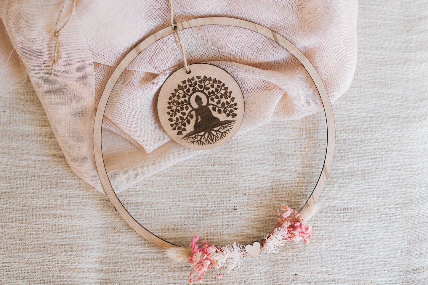 Spirituelle Deko aus Holz - Rustikale Dekoration "BUDDHA" mit rosa Blumen - Lokale Herstellung
