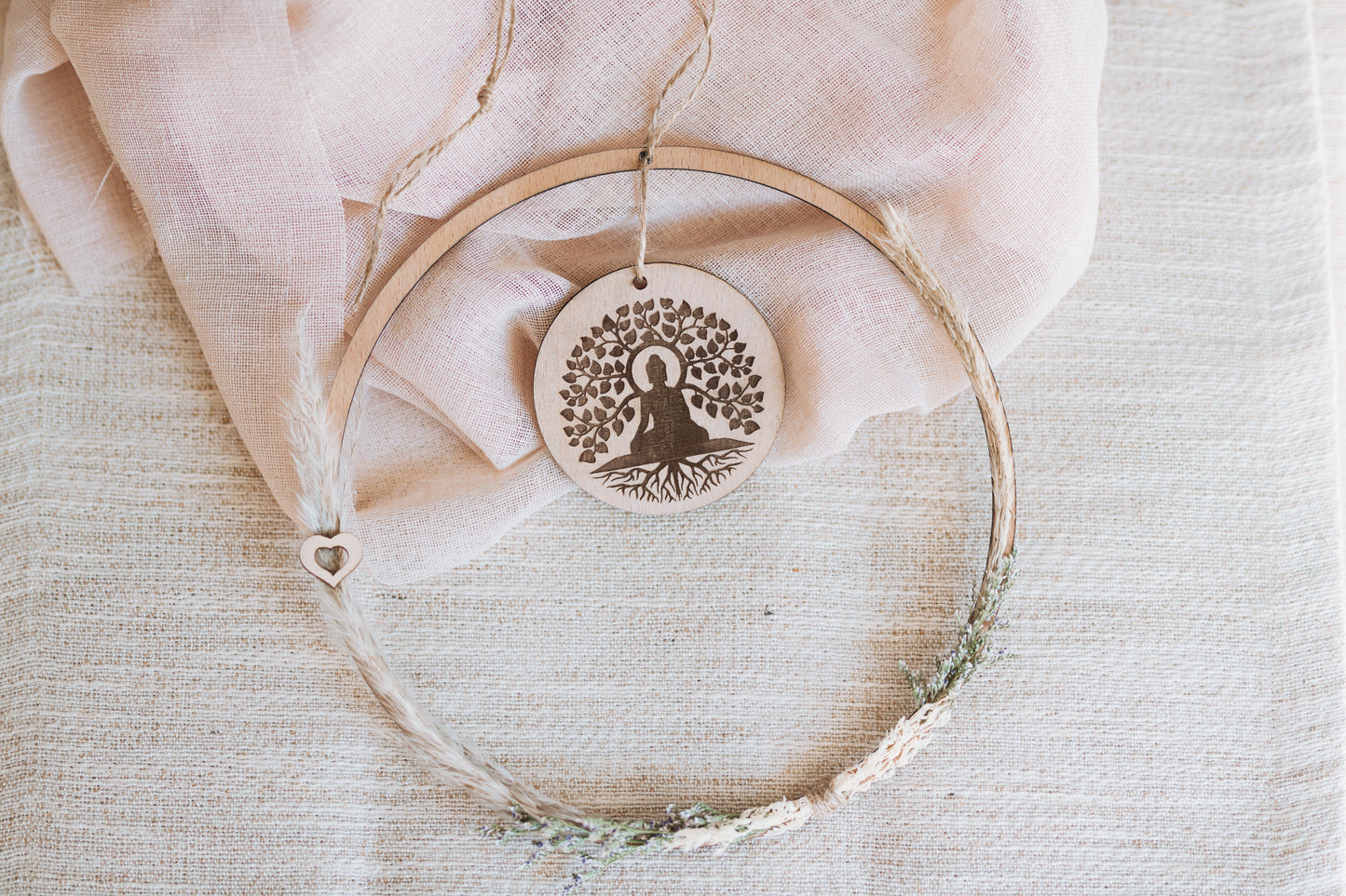Spirituelle Deko aus Holz - Rustikale Dekoration "BUDDHA" mit hellen Blumen - Lokale Herstellung