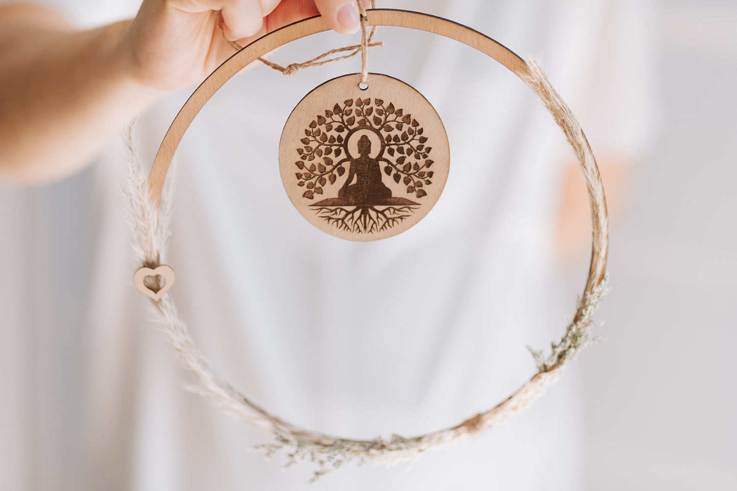 Spirituelle Deko aus Holz - Rustikale Dekoration "BUDDHA" mit hellen Blumen - Lokale Herstellung