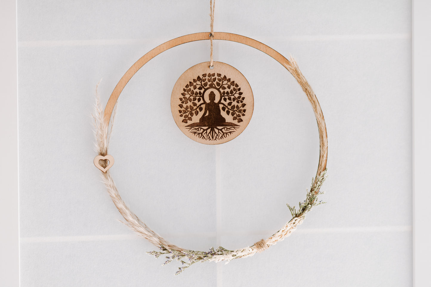 Spirituelle Deko aus Holz - Rustikale Dekoration "BUDDHA" mit hellen Blumen - Lokale Herstellung