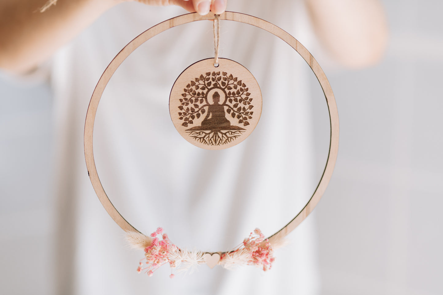 Spirituelle Deko aus Holz - Rustikale Dekoration "BUDDHA" mit rosa Blumen - Lokale Herstellung