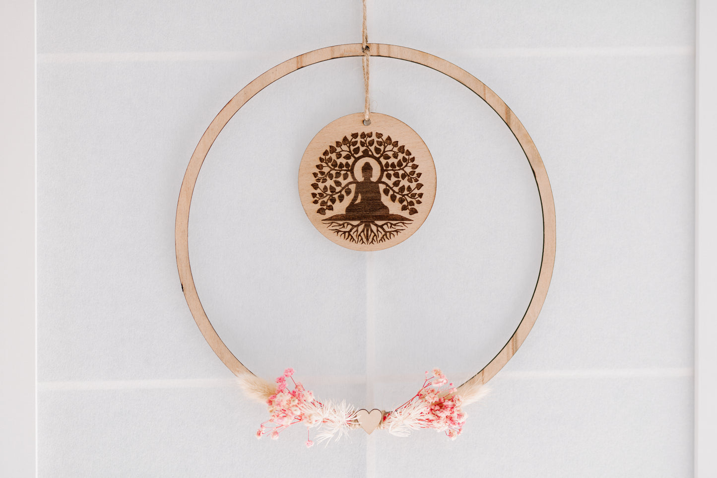 Spirituelle Deko aus Holz - Rustikale Dekoration "BUDDHA" mit rosa Blumen - Lokale Herstellung