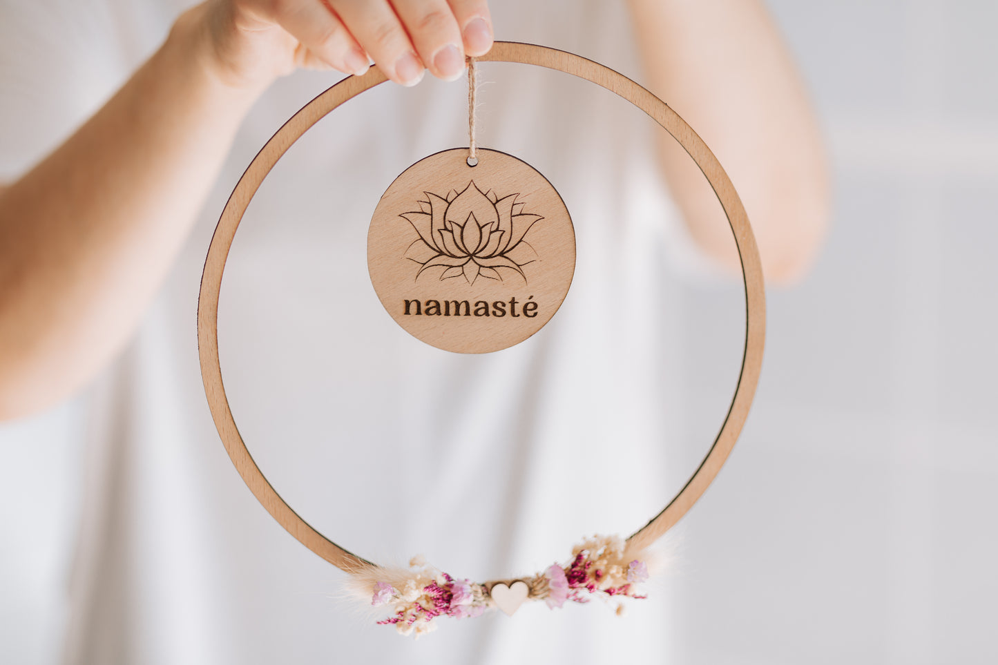 spirituelle Geschenkidee, spirituelles Geschenk, Geschenk für spirituelle Frau, besondere Geschenkidee, Geburtstag, Weihnachen, spirituelle Einrichtung, Wanddeko spirituell, Namaste Deko, Lotus Deko, Wanddekoration Lotusblüte, Lotusblume, Trockenblumen Deko