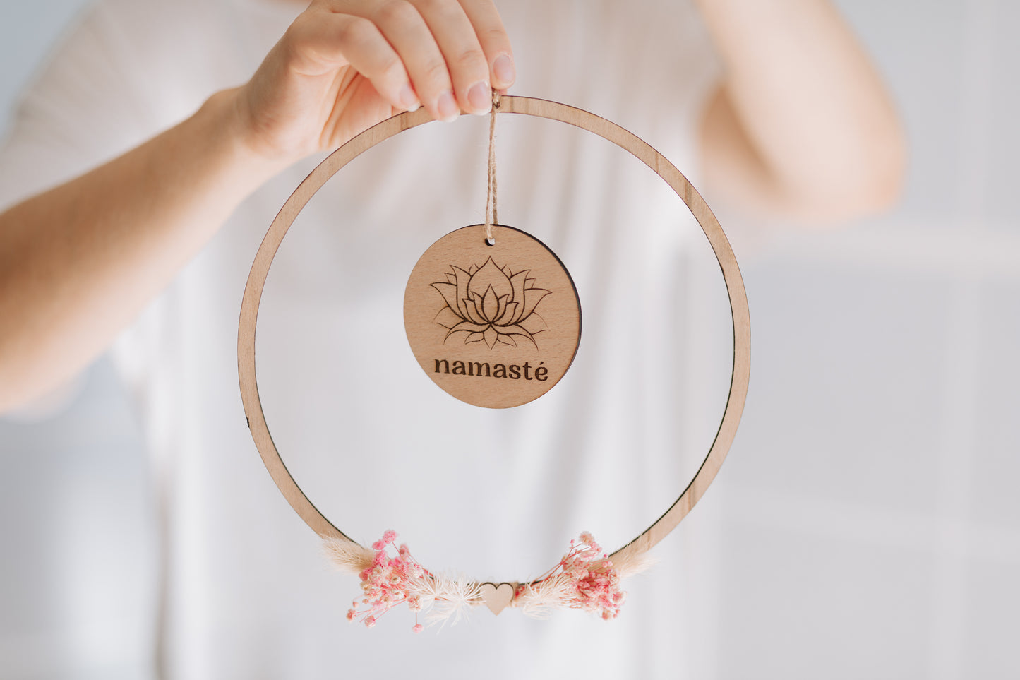 Spirituelle Deko aus Holz - Rustikale Dekoration "NAMASTE" mit rosa Blumen - Lokale Herstellung