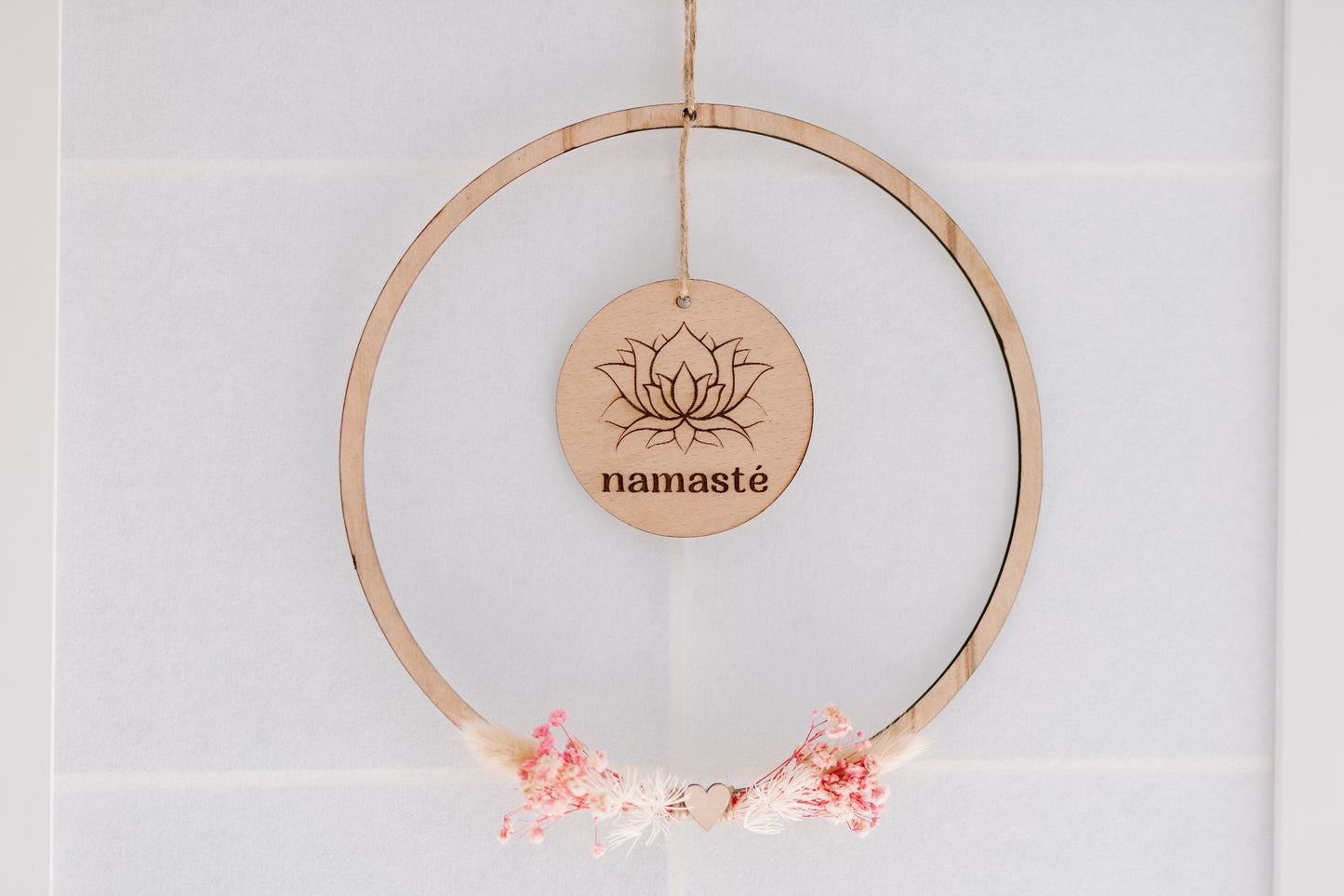 Spirituelle Deko aus Holz - Rustikale Dekoration "NAMASTE" mit rosa Blumen - Lokale Herstellung