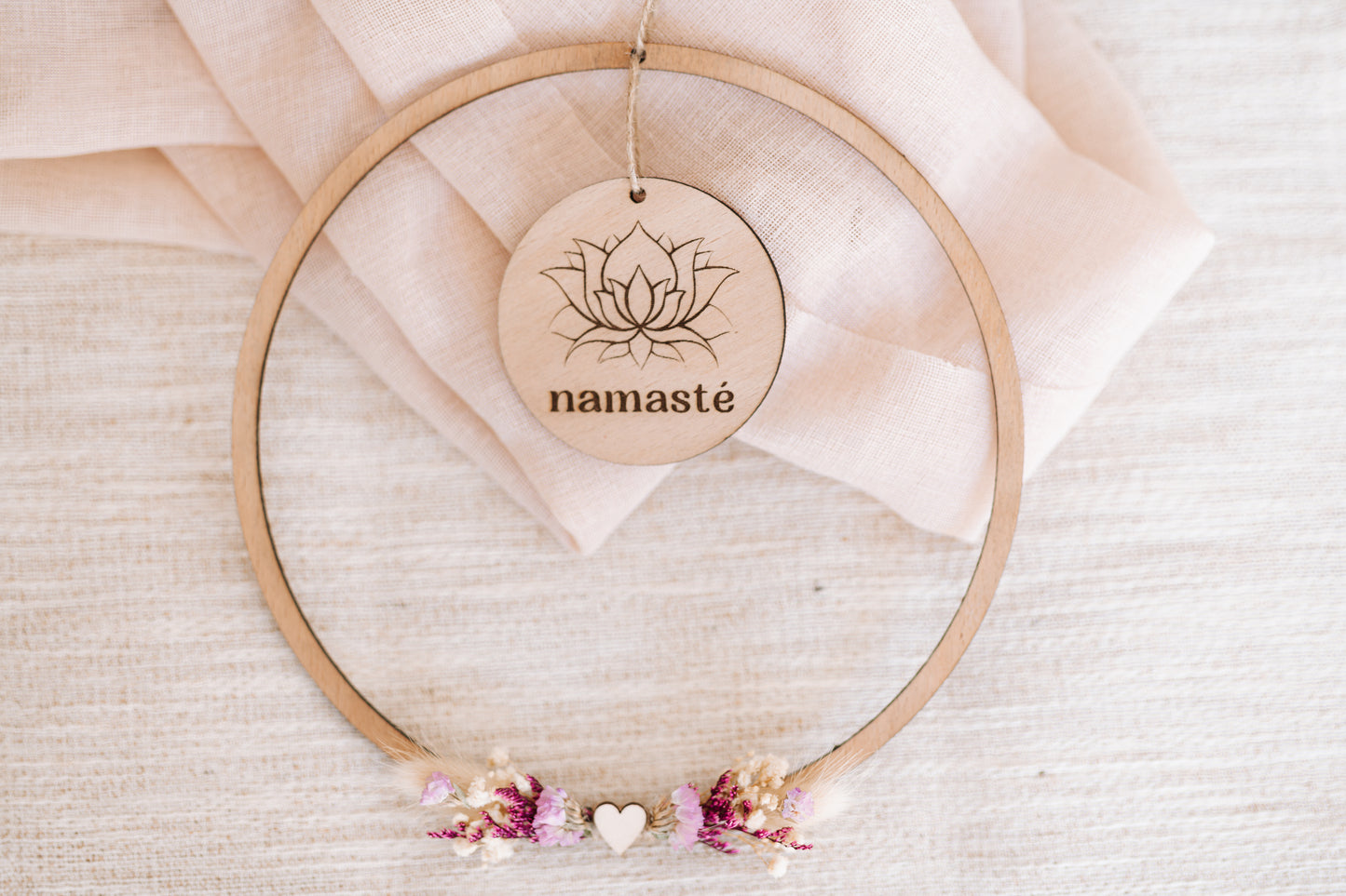 Holzring Deko, spirituelle Deko, spirituelle Wanddekoration, Namaste Symbol, natürliche Dekoration, Yoga Raum, Holzloop für Meditationsraum, Altar, spirituelle Wohnaccessories, Lotusblüte