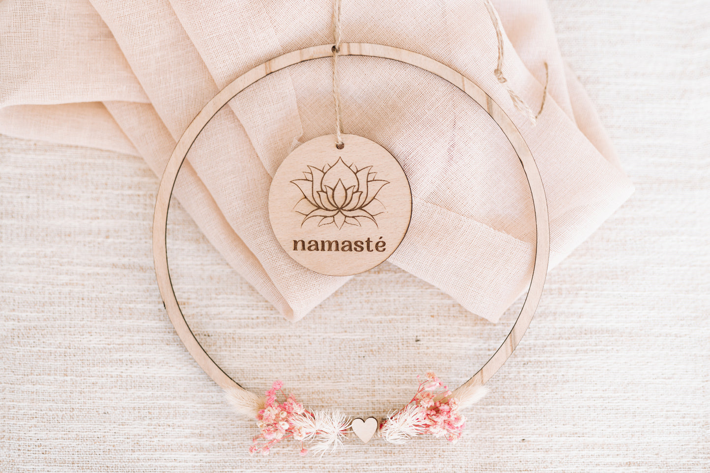 Spirituelle Deko aus Holz - Rustikale Dekoration "NAMASTE" mit rosa Blumen - Lokale Herstellung