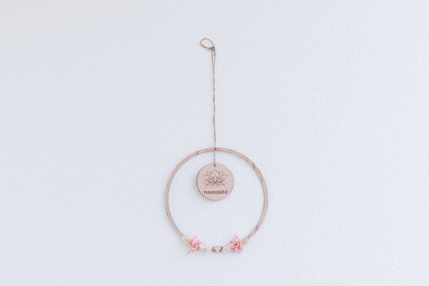 Spirituelle Deko aus Holz - Rustikale Dekoration "NAMASTE" mit rosa Blumen - Lokale Herstellung