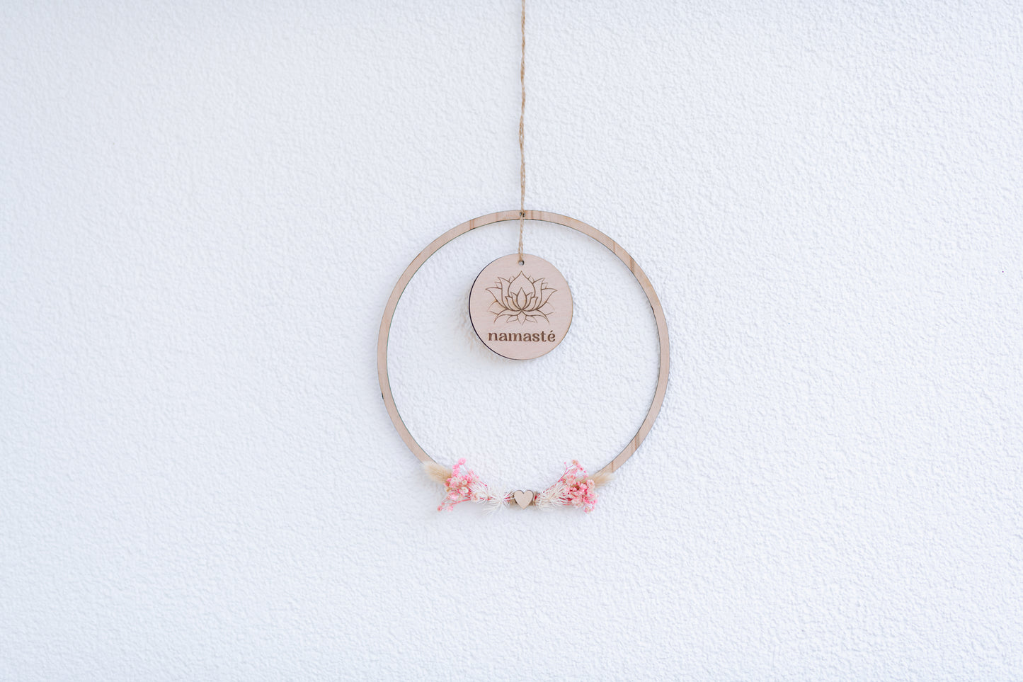 Spirituelle Deko aus Holz - Rustikale Dekoration "NAMASTE" mit rosa Blumen - Lokale Herstellung