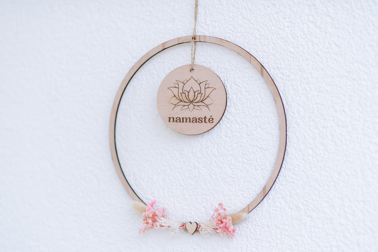 Spirituelle Deko aus Holz - Rustikale Dekoration "NAMASTE" mit rosa Blumen - Lokale Herstellung