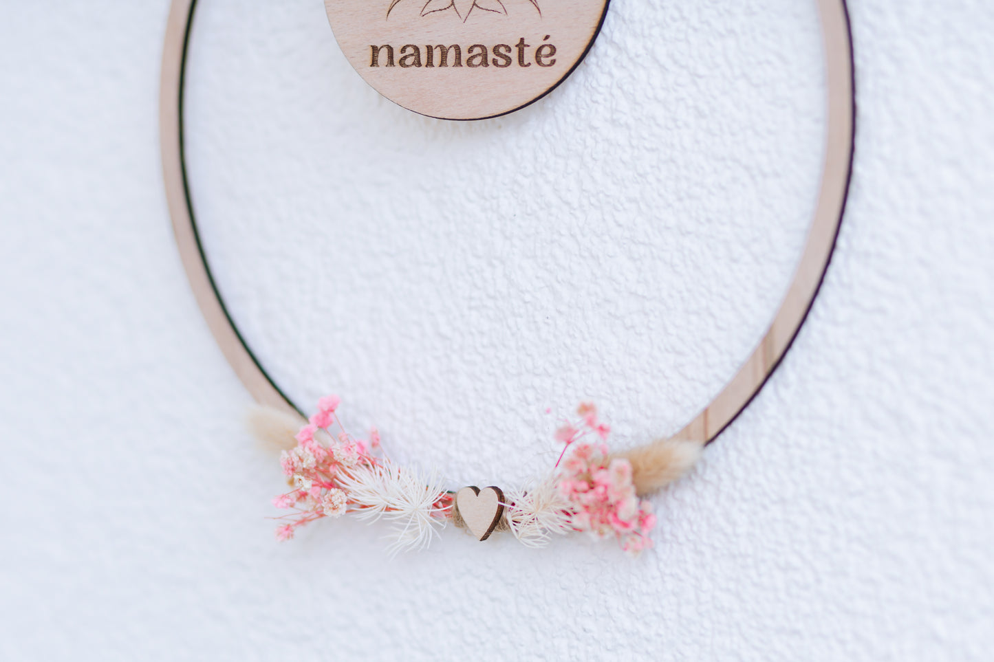 Spirituelle Deko aus Holz - Rustikale Dekoration "NAMASTE" mit rosa Blumen - Lokale Herstellung