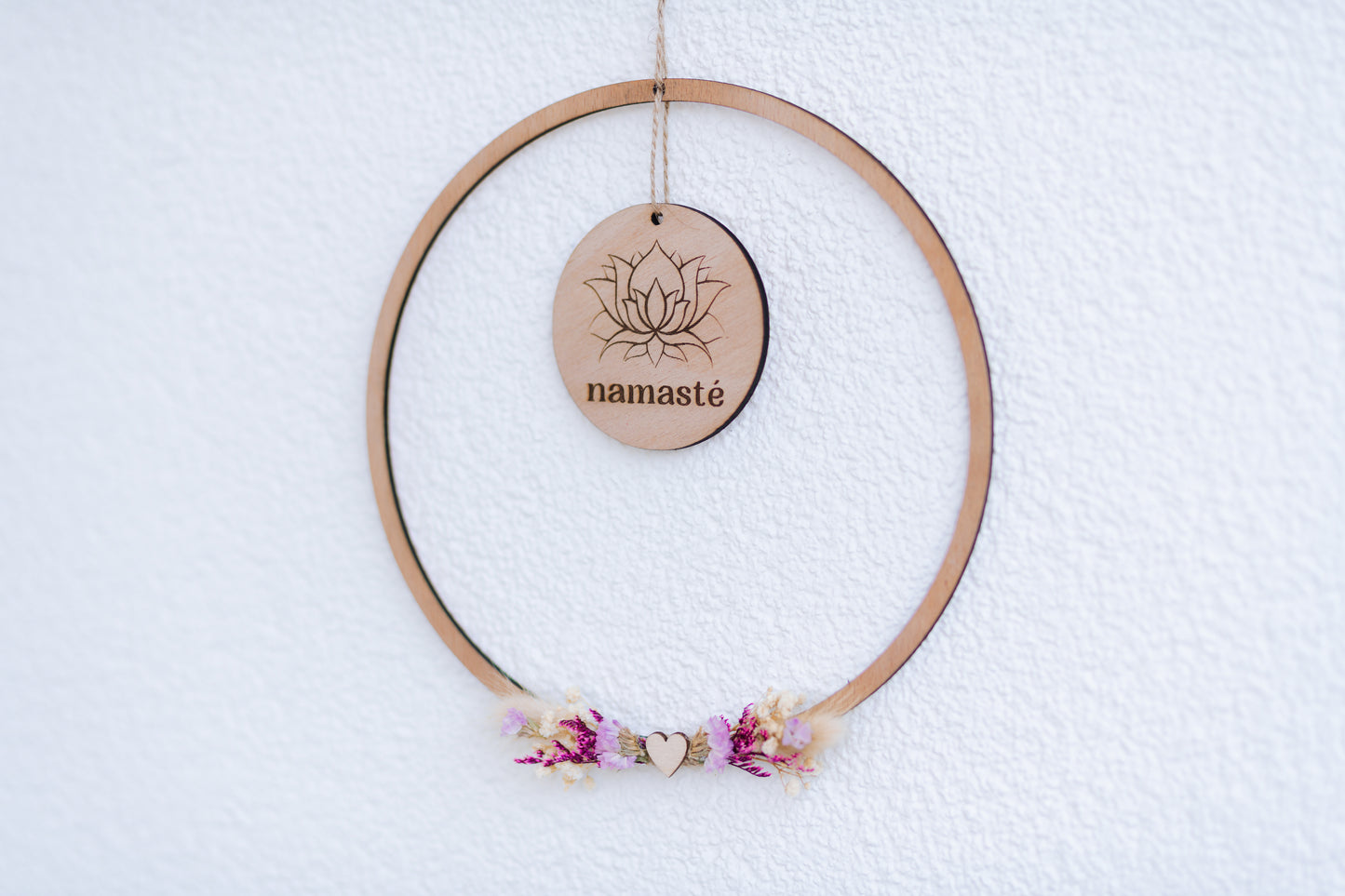 Spirituelle Deko aus Holz - Natürliche Dekoration "NAMASTE" und Lotusblüte mit lila Blumen - Lokale Herstellung