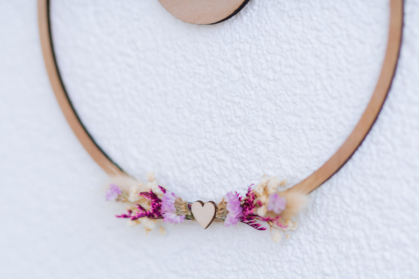 Spirituelle Deko aus Holz - Natürliche Dekoration "NAMASTE" und Lotusblüte mit lila Blumen - Lokale Herstellung