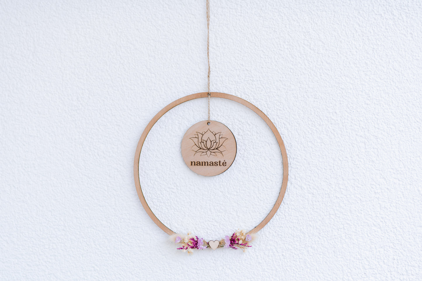 spirituelle Wanddekoration, Holzring Namaste, spirituell Einrichten, Holzloop mit Trockenblumen, Deko-Ideen Yoga Studio, Yoga Raum, Meditation, Esoterik, spiritueller onlineshop