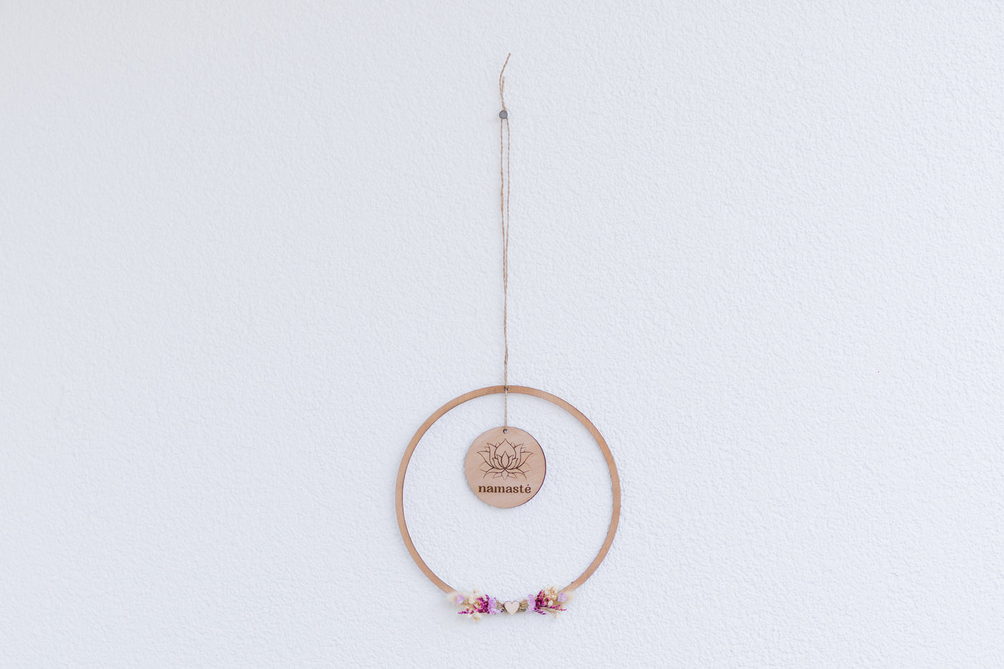 Spirituelle Deko aus Holz - Natürliche Dekoration "NAMASTE" und Lotusblüte mit lila Blumen - Lokale Herstellung