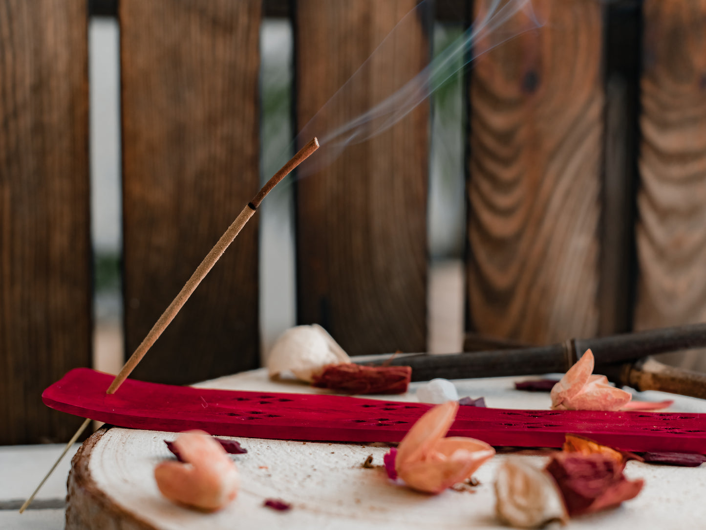 Räucherstäbchenhalter aus Holz - Roter Halter (bemalt) für Räucherstäbchen