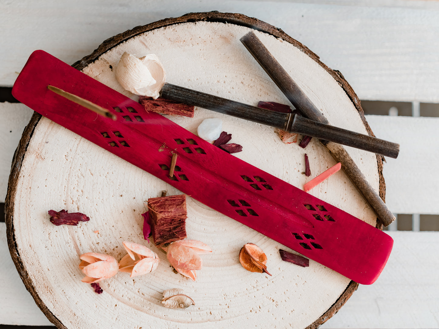 Räucherstäbchenhalter aus Holz - Roter Halter (bemalt) für Räucherstäbchen