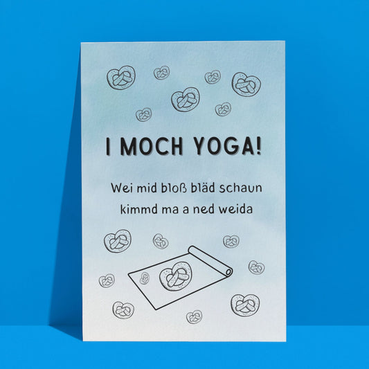 Bayerische Postkarte "I moch Yoga, wei mit bloß bläd schaun, kimmt ma a ned weida" - Coole Postkarte Spruch Lustig, Klimaneutral gedruckt