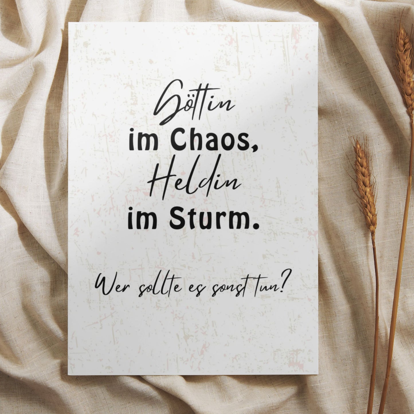 Postkarte "Göttin im Chaos, Heldin im Sturm. Wer sollte es sonst tun?" - Coole Postkarten Spruch Lustig