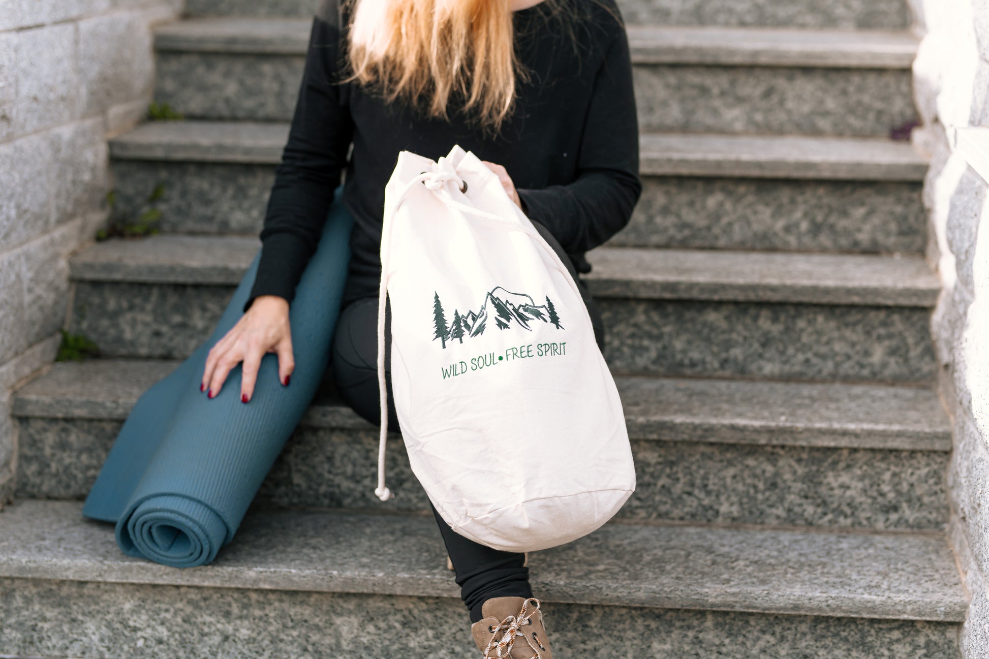 Frau mit Sea Bag und Yoga Matte, Tasche für Yogastunde, Yogi, Wandern, Reisen, Abenteuer, Wild Soul Free Spirit