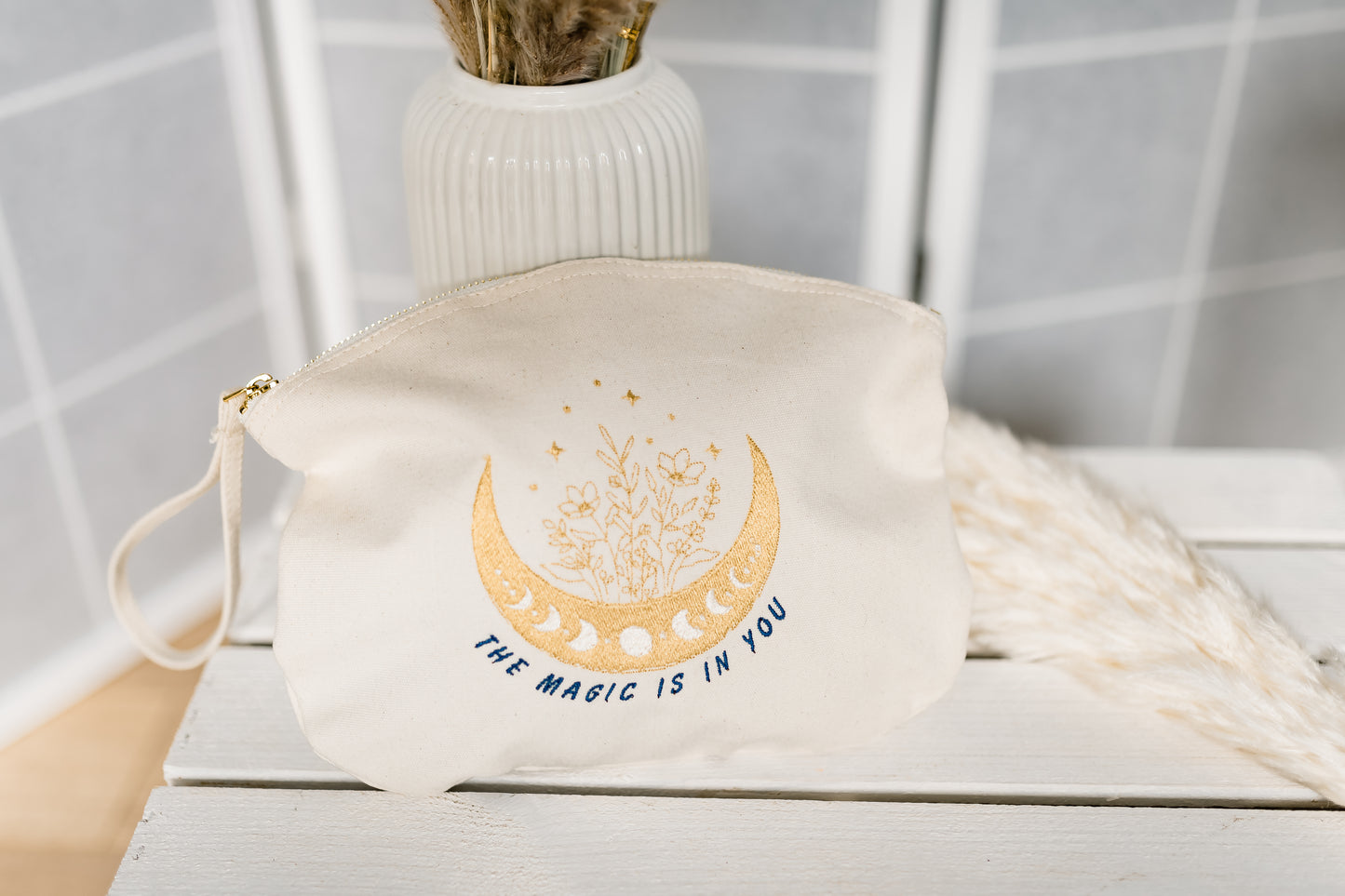 Baumwoll Täschchen mit Reissverschluss, Mond, Mondphasen, Stickerei in Gold, inspirierender Spruch, besondere Textil-Tasche, Geschenkidee Geburtstag Frau