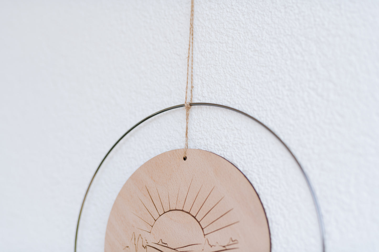 Spirituelle Deko aus Holz - Rustikale Dekoration Sonne "Let Your Soul Shine" mit Blumen (Design II | Rot) - Lokale Herstellung