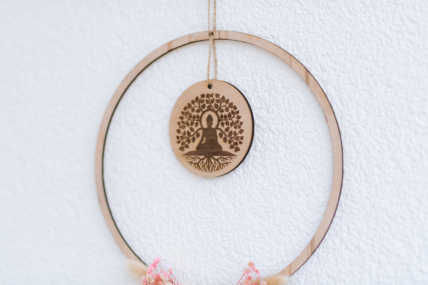 Spirituelle Deko aus Holz - Rustikale Dekoration mit spiriutellem Symbol "BUDDHA" und Lebensbaum mit rosa Blumen - Lokale Herstellung