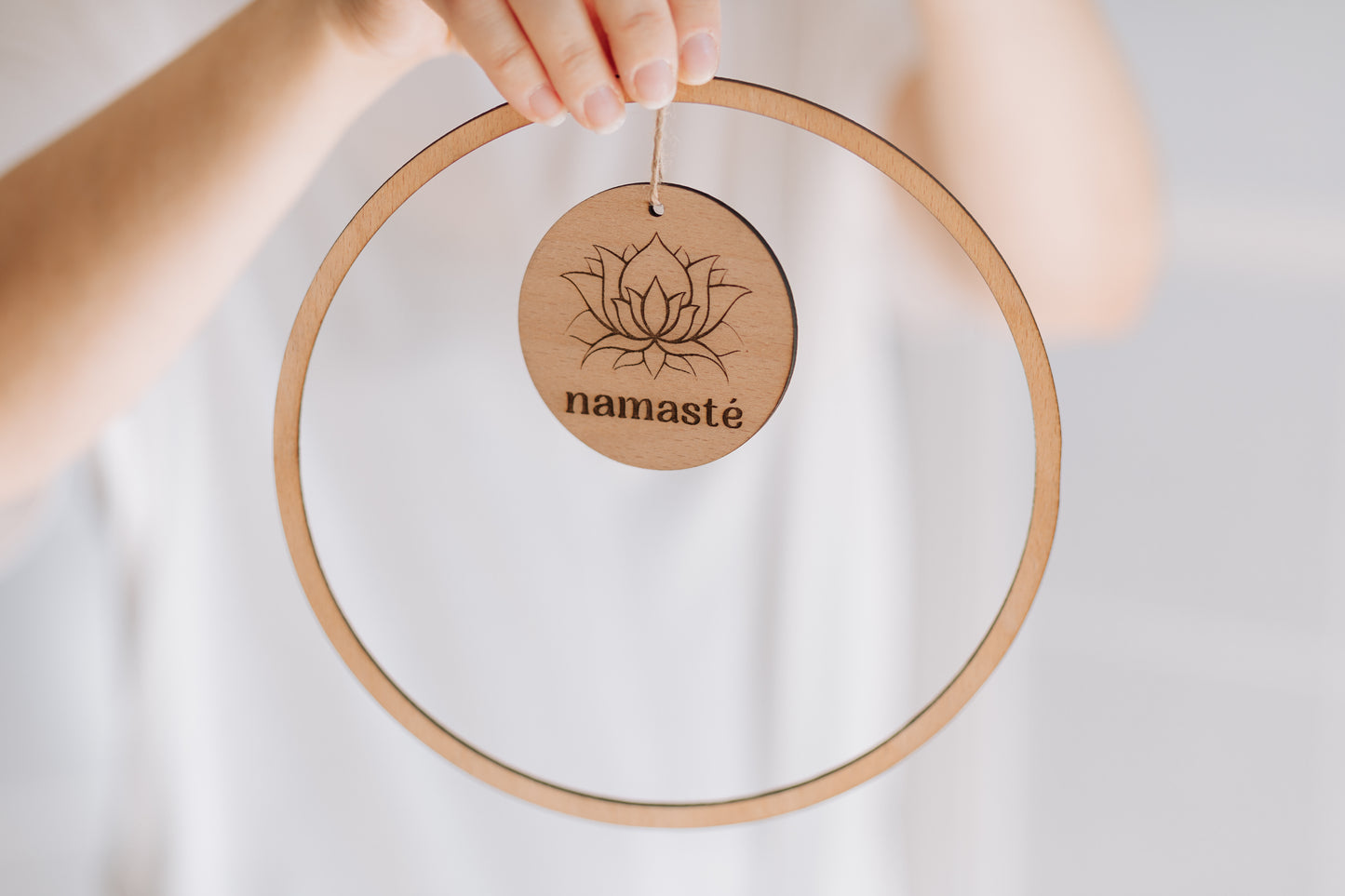 Spirituelle Deko aus Holz - Natürliche Dekoration Namasté und Lotusblüte - Perfekte Wohnaccessories für DIY Projekt