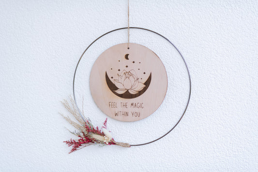 Spirituelle Deko aus Holz - Rustikale Dekoration Mond "Feel the magic" mit Blumen (Design II | Rot) - Lokale Herstellung