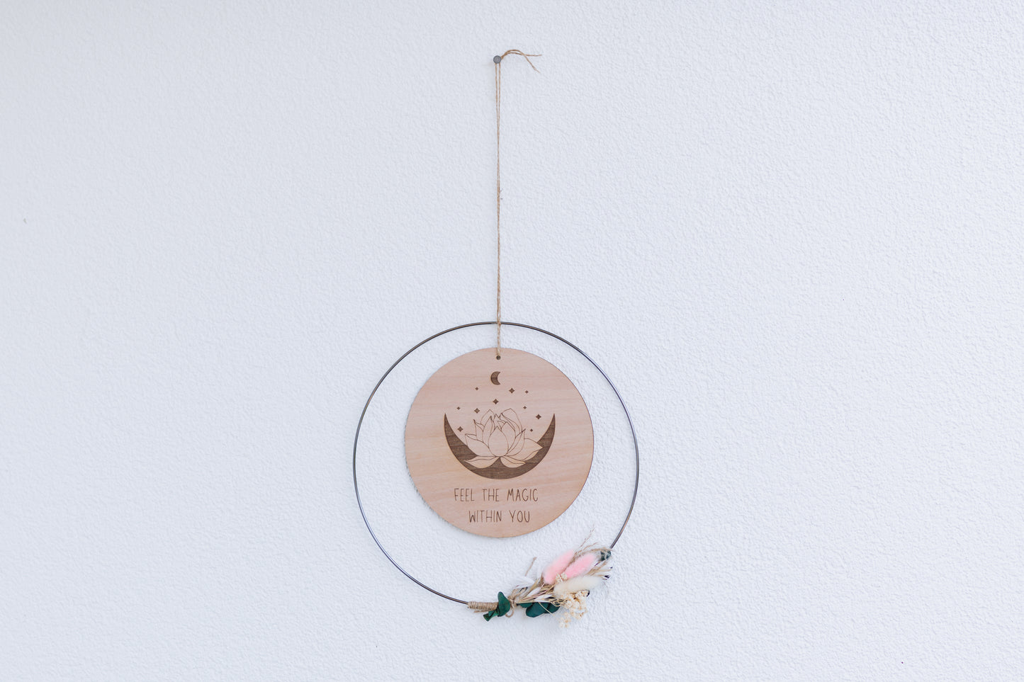 Spirituelle Deko aus Holz - Natürliche Dekoration Mond "Feel the magic" mit Blumen (Design I | Rosa) - Lokale Herstellung