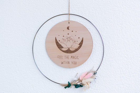 Spirituelle Deko aus Holz - Rustikale Dekoration Mond "Feel the magic" mit Blumen (Design I | Rosa) - Lokale Herstellung