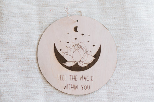 Spirituelle Deko aus Holz - Rustikale Dekoration "Feel the magic" - Wanddeko Mond