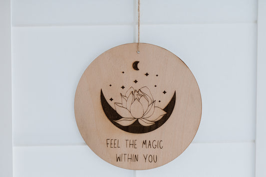 Spirituelle Deko aus Holz - Natürliche Wand Dekoration "Feel the magic" - Wanddeko Mond, Yoga Deko, spirituelles Wohnaccessoires