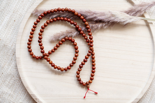 Mala Kette aus Nepal - Perfekt zur Mediation und als spiritueller Schmuck - Holz Perlen Gebetskette
