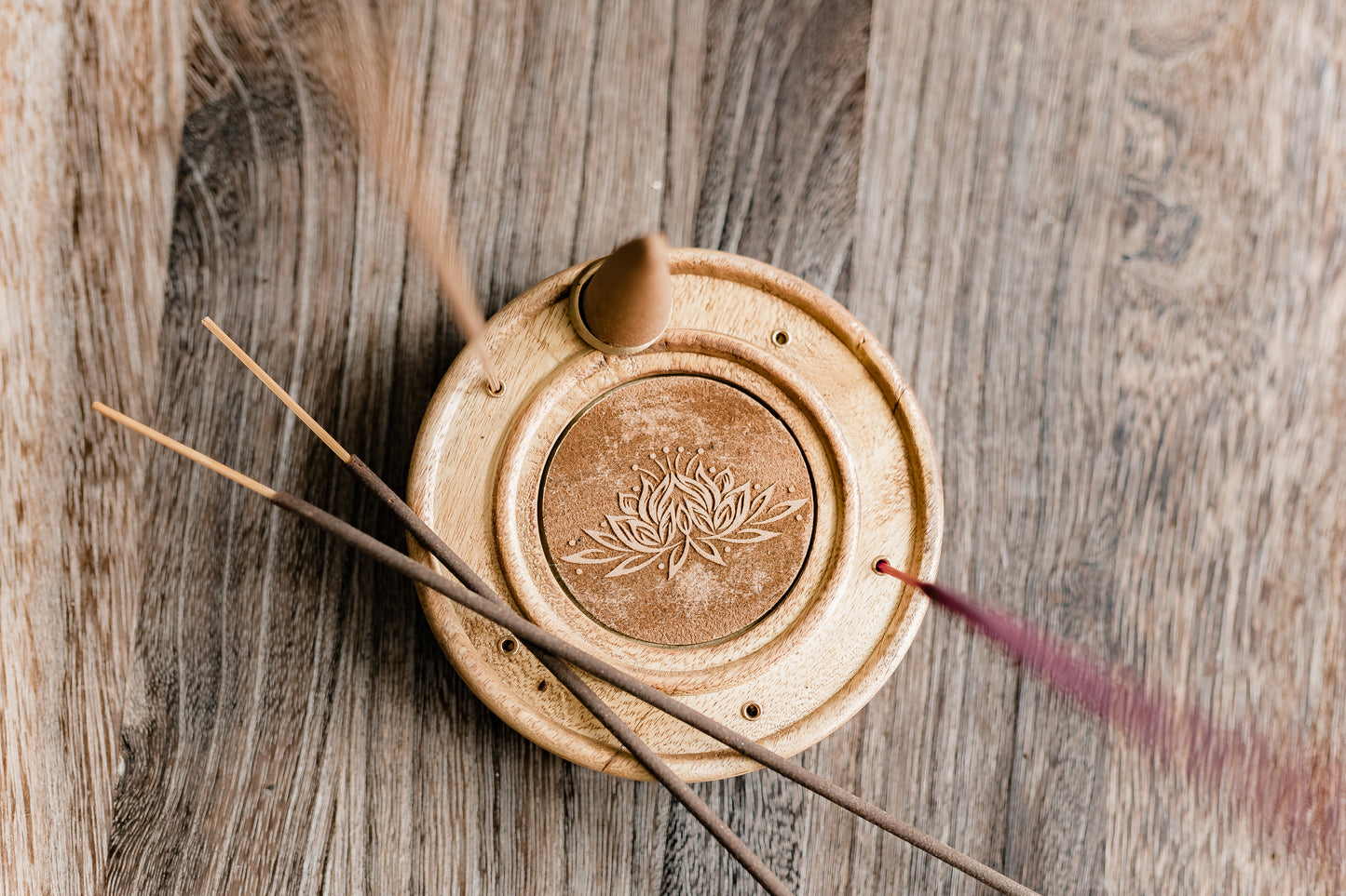 Räucherstäbchen- & Räucherkegelhalter aus Holz - Mit wunderschönem Lotus Design